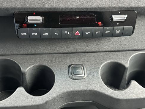 Used 2024 Mercedes-Benz Sprinter 2500 image 31