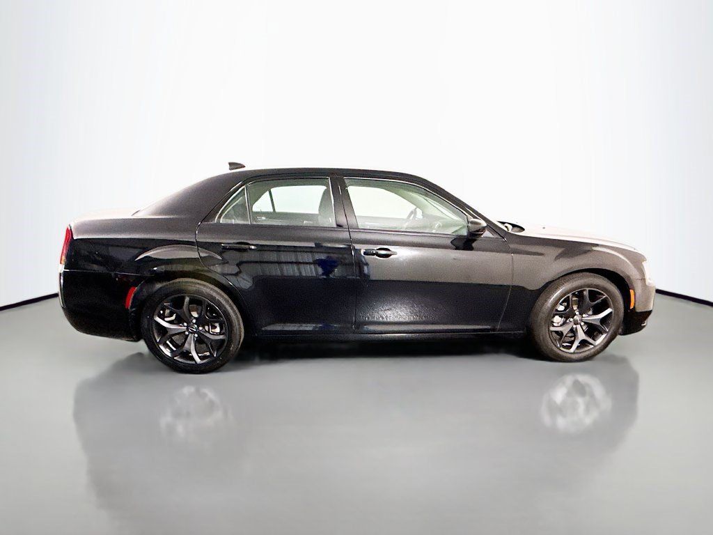 Used 2023 Chrysler 300 Touring w/ Safetytec Plus Group RWD image 11