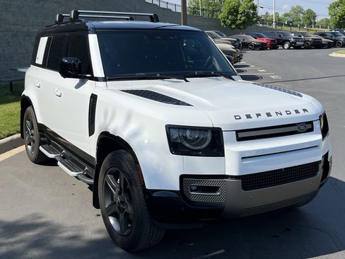 Used 2024 Land Rover Defender 110 X-Dynamic SE AWD/4WD image 9