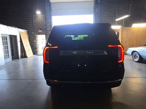 Used 2022 GMC Yukon XL SLT w/ SLT Premium Package AWD/4WD image 4