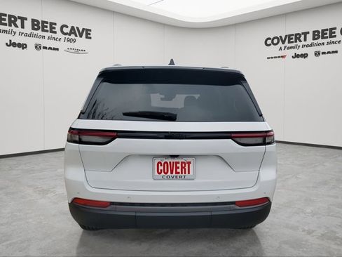 New 2026 Jeep Grand Cherokee Altitude image 8