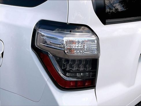 Used 2019 Toyota 4Runner SR5 AWD/4WD image 32