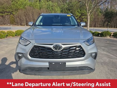 Used 2022 Toyota Highlander XLE image 11