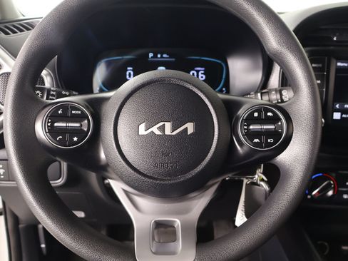 Used 2025 Kia Soul LX w/ LX Technology Package FWD image 3