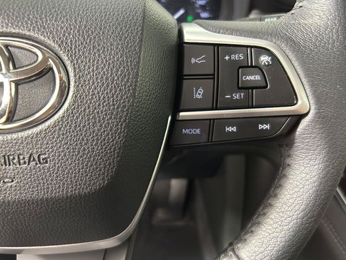 Used 2025 Toyota Sienna XLE w/ XLE Plus Package FWD image 33