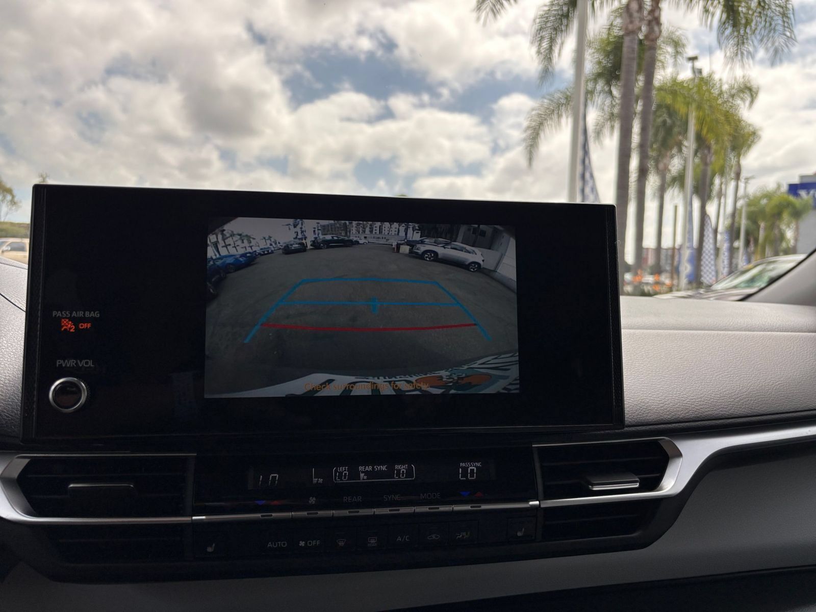 Used 2025 Toyota Sienna XLE FWD image 25
