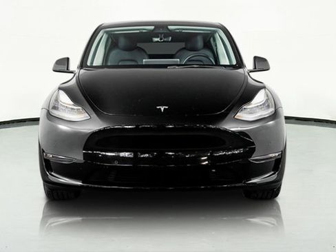 Used 2022 Tesla Model Y Long Range image 9
