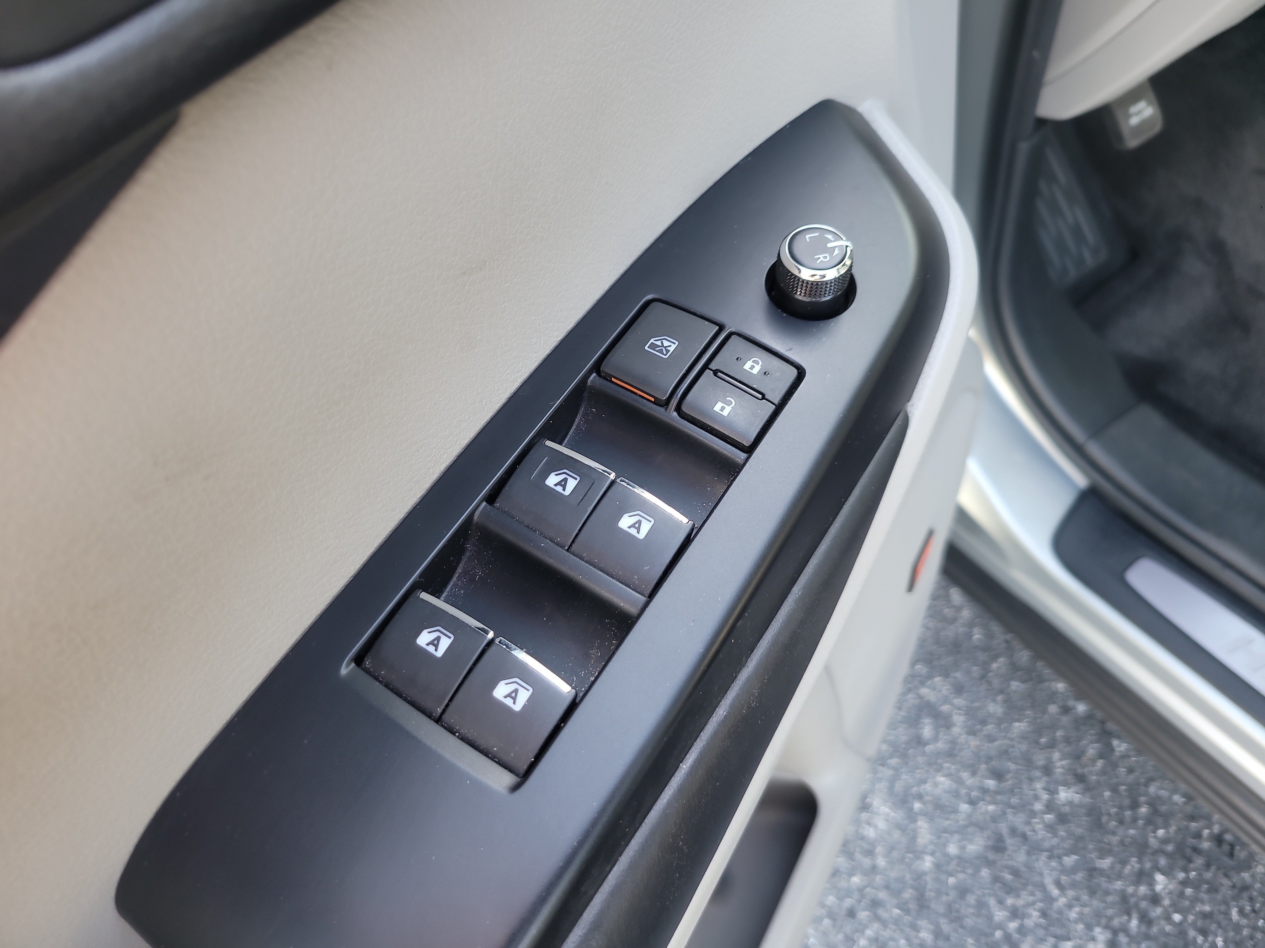 Used 2018 Toyota Highlander Limited FWD image 18