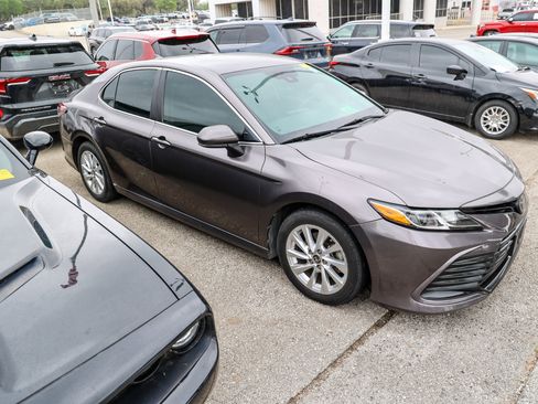 Used 2021 Toyota Camry LE image 7