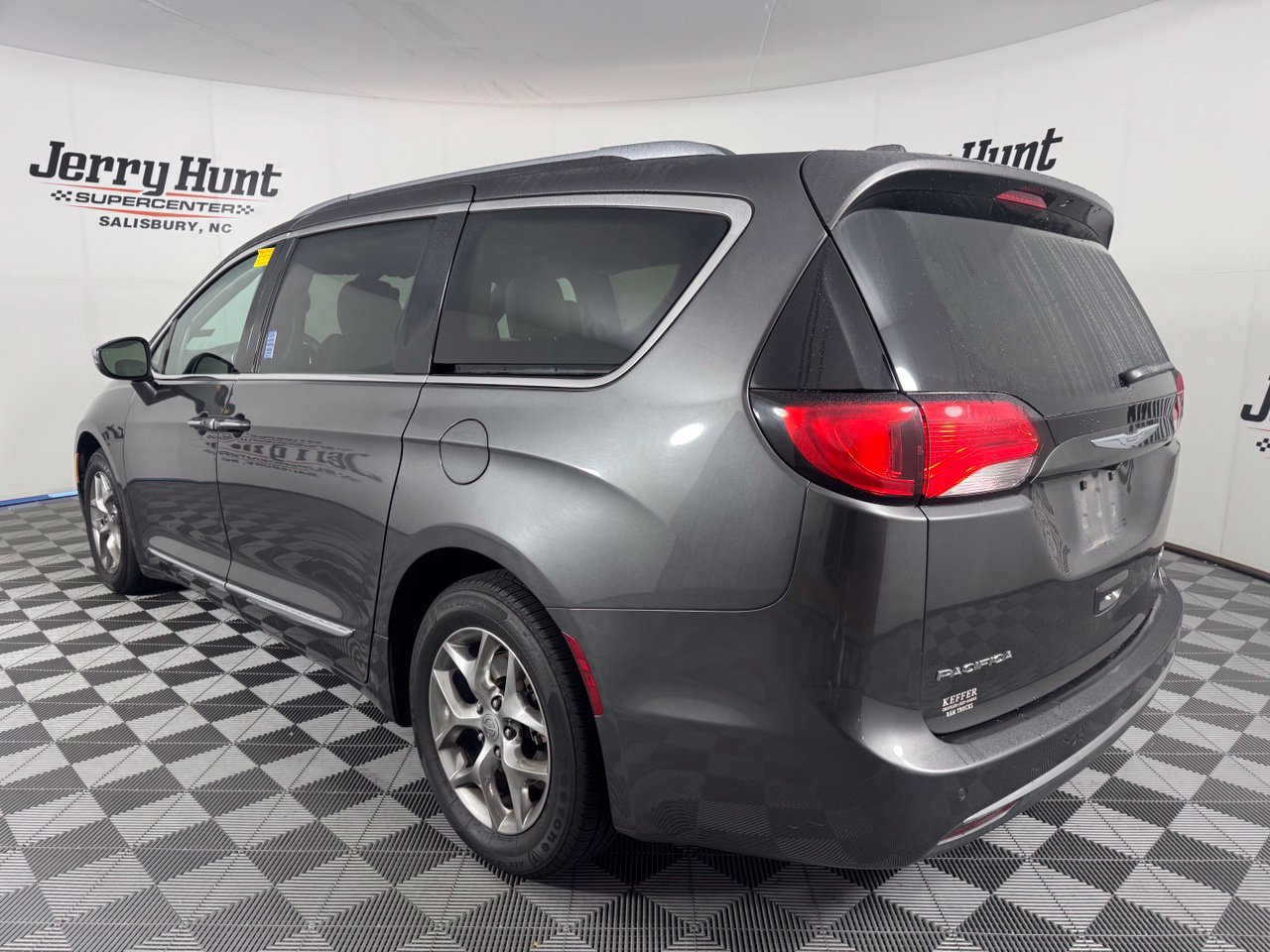 Used 2017 Chrysler Pacifica Limited FWD image 9