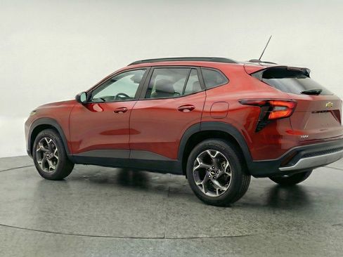 Used 2025 Chevrolet Trax LT w/ LT Convenience Package image 6