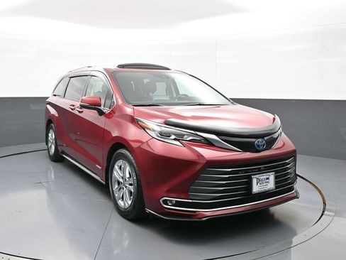 Used 2021 Toyota Sienna Platinum AWD/4WD image 3