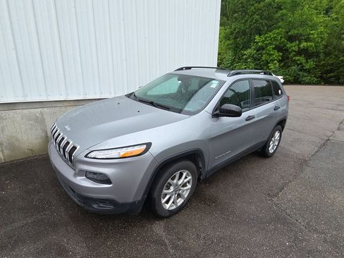 Used 2017 Jeep Cherokee Sport FWD image 3