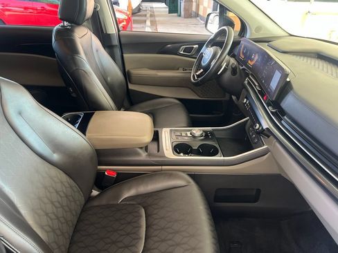 Certified 2025 Kia Carnival LXS FWD image 18