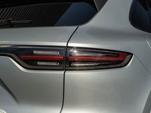 Used 2023 Porsche Cayenne AWD/4WD image 14