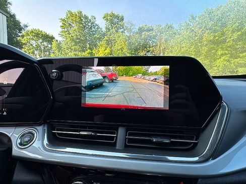 Used 2025 Chevrolet Trax LT FWD image 19