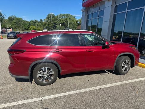 Used 2022 Toyota Highlander XLE AWD/4WD image 8