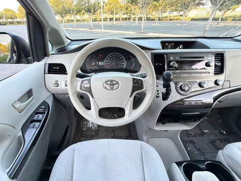 Used 2012 Toyota Sienna LE w/ Towing Pkg FWD image 16