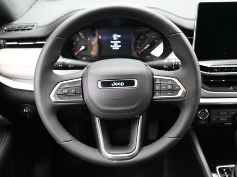 Used 2025 Jeep Compass Limited image 20