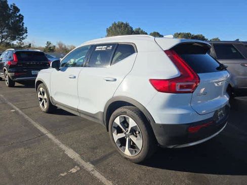 Used 2025 Volvo XC40 B5 Plus image 2