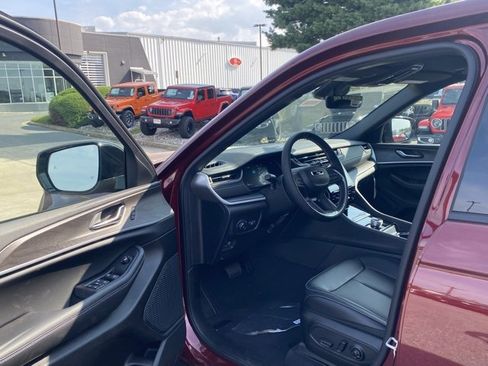 New 2025 Jeep Grand Cherokee Limited w/ Black Appearance Package image 14