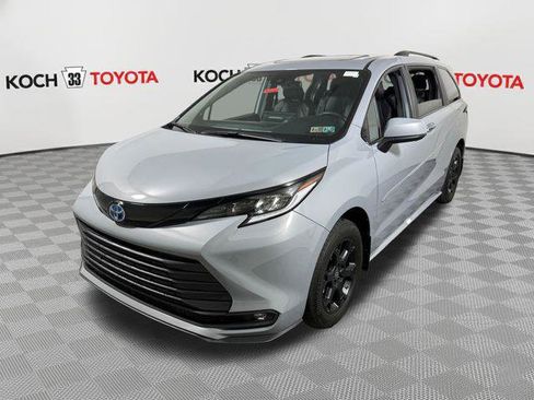 Certified 2025 Toyota Sienna XLE Woodland Edition AWD/4WD image 3