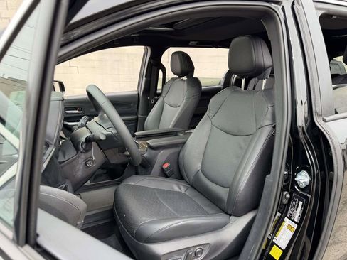 Used 2025 Toyota Sienna Platinum AWD/4WD image 27