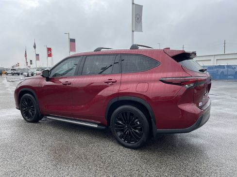 Used 2024 Toyota Highlander Platinum image 7