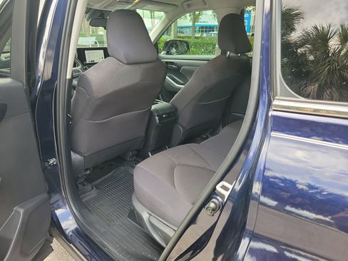 Used 2024 Toyota Highlander LE FWD image 10