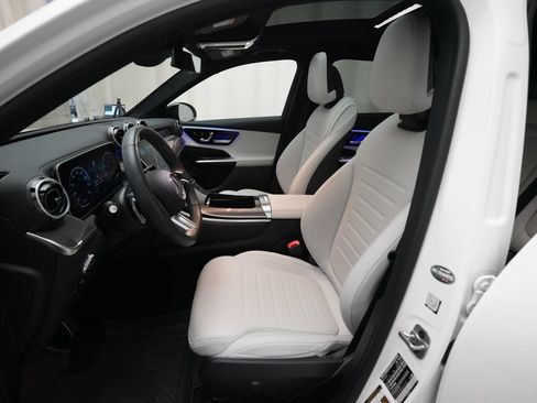 Used 2025 Mercedes-Benz GLC 300 4MATIC image 7