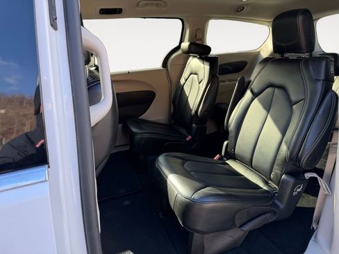 Used 2024 Chrysler Pacifica Touring-L image 27