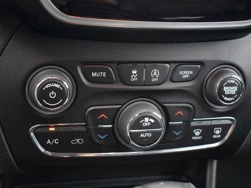 Used 2019 Jeep Cherokee Limited w/ Luxury Group AWD/4WD image 34