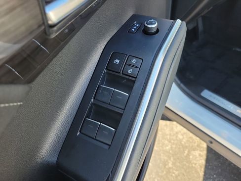 Used 2023 Toyota Highlander Limited image 16