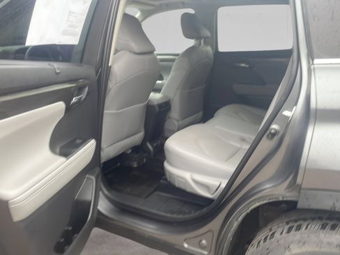Used 2023 Toyota Highlander Limited AWD/4WD image 12