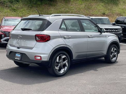 Used 2024 Hyundai Venue SEL FWD image 3