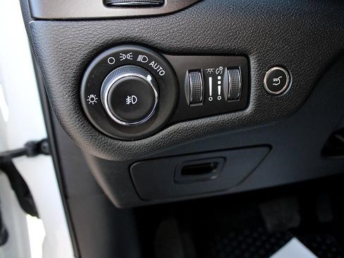 Used 2022 Jeep Cherokee Trailhawk w/ Comfort/Convenience Group image 12