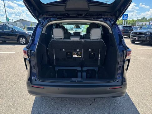 Used 2026 Toyota Sienna XLE FWD image 7