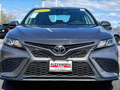 Used 2023 Toyota Camry SE image 3