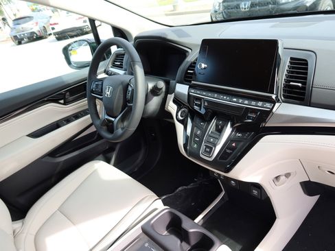 New 2026 Honda Odyssey Touring image 7