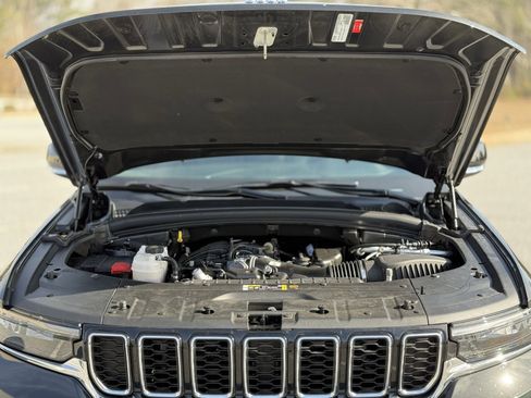 Used 2023 Jeep Grand Cherokee Limited image 50