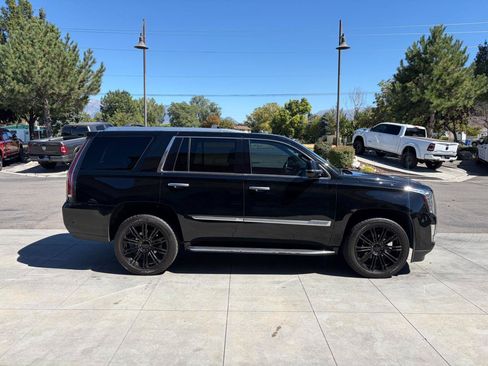 Used 2018 Cadillac Escalade Luxury AWD/4WD image 3
