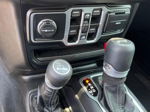 Used 2024 Jeep Wrangler Unlimited Sahara AWD/4WD image 21