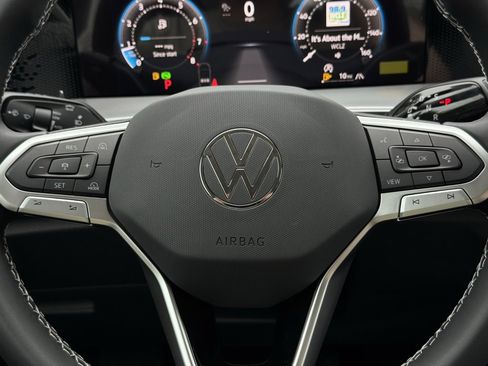 New 2025 Volkswagen Tiguan SE image 30