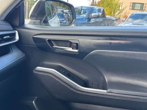 Used 2020 Toyota Highlander XLE image 26