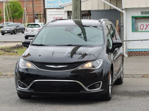Used 2020 Chrysler Pacifica Touring-L w/ Advanced Safetytec Group FWD image 3