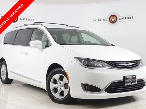 Used 2018 Chrysler Pacifica Touring-L FWD image 1