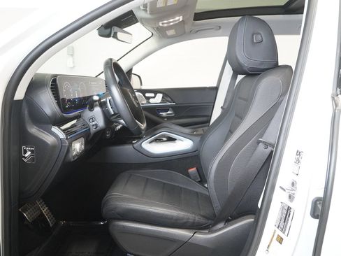 Used 2024 Mercedes-Benz GLS 580 4MATIC image 11