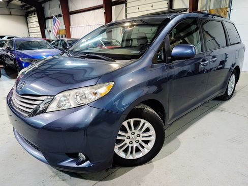 Used 2017 Toyota Sienna FWD image 1