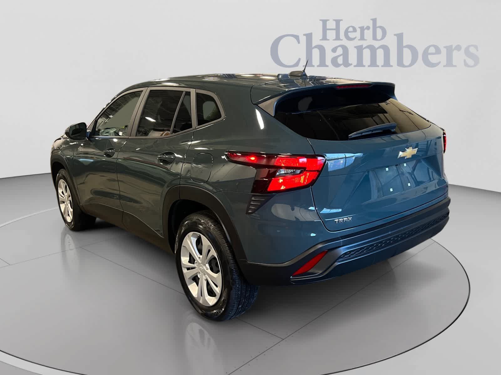 Used 2025 Chevrolet Trax LS FWD image 3