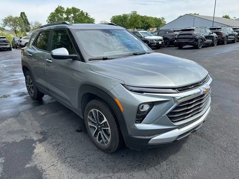 Used 2025 Chevrolet TrailBlazer LT AWD/4WD image 3
